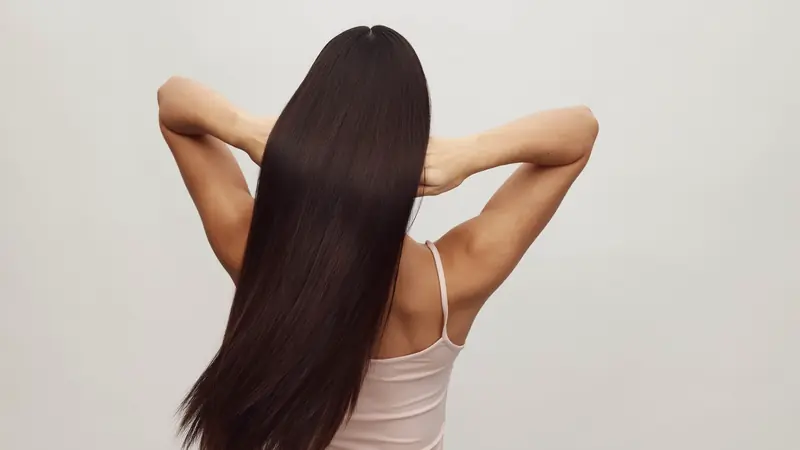 Femme aux longs cheveux châtains brillants et souples