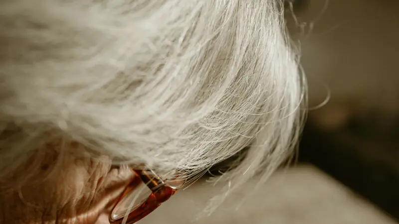 Mèches de cheveux gris en gros plan