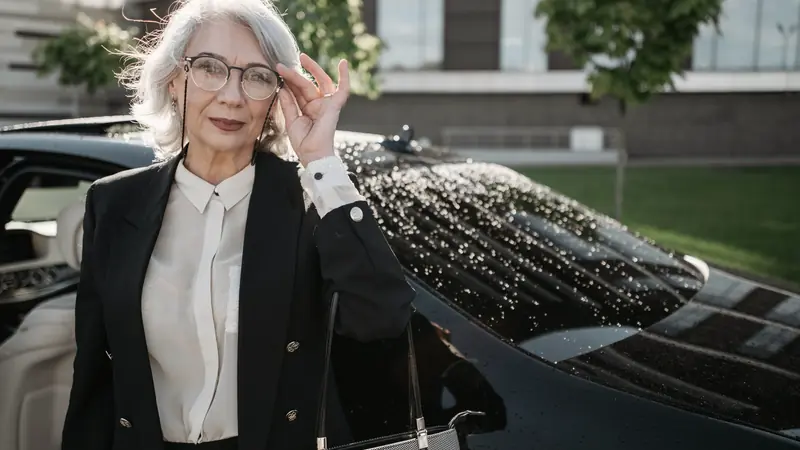 Femme aux cheveux gris argentés et lunettes, en extérieur