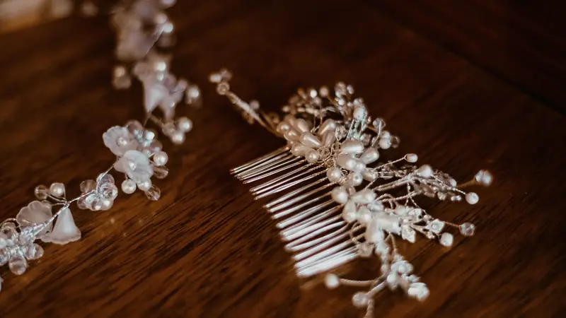 Peignes à cheveux ornés de perles posés sur une table en bois