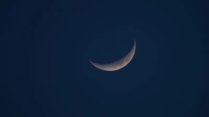Fin croissant de lune sur un ciel bleu nuit