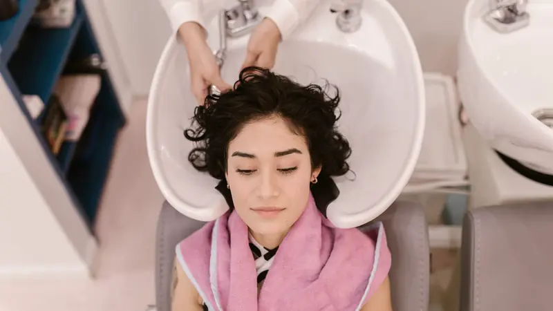 Shampoing au bac dans un salon de coiffure